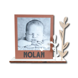 Geboortekaartje witpapier polaroid  foto en vilten droogbloemen met voet jongen (€ 3,50)