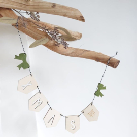 Kerstkaart van hout - Vlaggenlijn XMAS met Vilten Strikjes | Prijs vanaf: