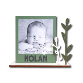 Geboortekaartje witpapier polaroid  foto en vilten droogbloemen met voet jongen