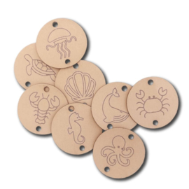 Geboortekaartje hout met rond label van vegan leather zeedier