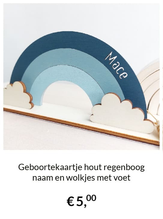 Geboortekaartje hout regenboog naam en wolkjes met voet