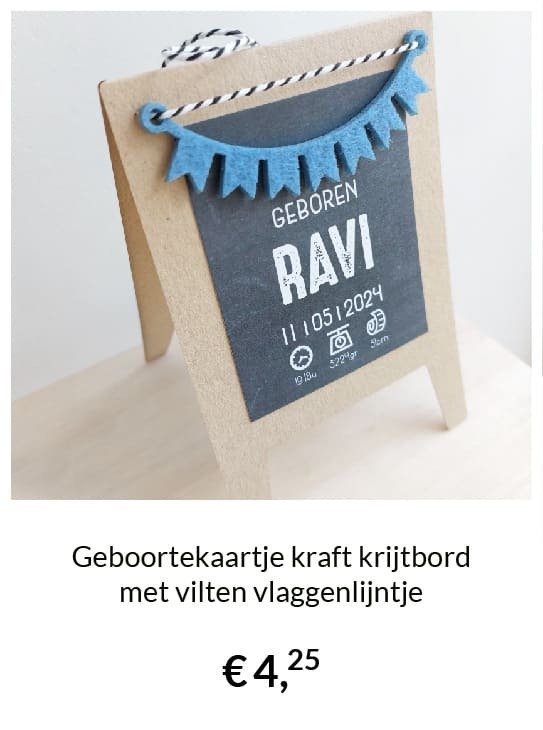 Geboortekaartje kraftpapier krijtbord met vilten vlaggenlijntje