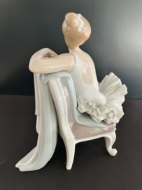 Lladro porselein: Classic Dance / Danzarina Sentada Fulgencio Garcia 1973-1985 hoog 24 cm 01004847