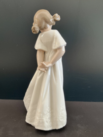 NAO Lladro porselein:  Shy Girl / Chica Timida hoog 21 cm