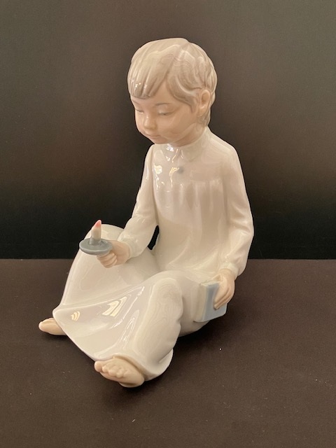 NAO Lladro porselein:  Boy With Candle / Niño Con Vela hoog 15 cm
