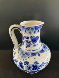 de Porceleyne Fles Delfts Blauwe schenkkan 2102 hoogte 17 cm jaarletters BY=1954 schilder JK dhr. J.W. Ket 1946-1994