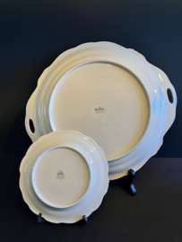 Rosenthal porselein: Pompadour met relief grote Gebaksset schaal doorsnede 30 cm met 12 gebaksbodjes doorsnede 16 cm