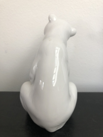 Lladro porselein:  Resting Polar Bear / Osito Bonachon Blanco 01001208 Juan Huerta 1972 hoog 13 cm