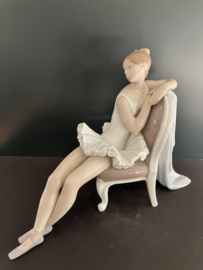 Lladro porselein: Classic Dance / Danzarina Sentada Fulgencio Garcia 1973-1985 hoog 24 cm 01004847