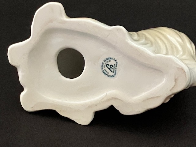 Miquel Requena porselein: Maltezer Leeuwtje 13 cm / 10 cm hoog