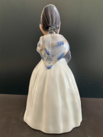 Royal Copenhagen porselein: Amager Girl / Staende Amargerpige nr. 1251 ontwerp Lotte Bentler hoog 20 cm