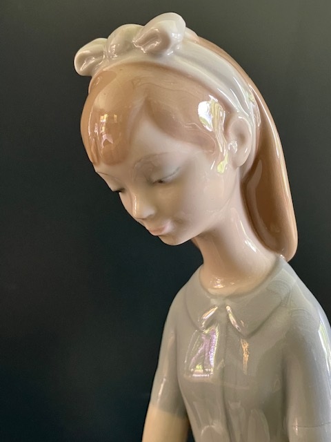 Lladro porselein: Jovencita Con Paloma / Girl With Dove Francisco Català 1974-1982 nr. 01004909 hoog 21 cm