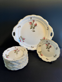 Rosenthal porselein: Pompadour met relief grote Gebaksset schaal doorsnede 30 cm met 12 gebaksbodjes doorsnede 16 cm