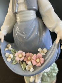 NAO Lladro porselein: Niña de las flores / Flowergirl  23 cm hoog