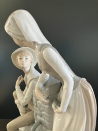 NAO Lladro porselein: Niño y niña en la fuente / Boy and Girl at Fountain 35 cm hoog, 26 cm breed en 15 cm diep