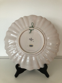 VERKOCHT Makkum Altena & Krooyenga: polychroom plooibord nr 214 decor cartouches met fruit diameter 29 cm