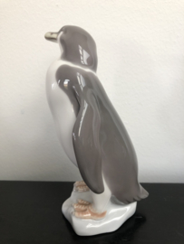 Lladro porselein:  Penguin / Pinquino Vuelto a La Derecha 01005249 Fulgencio Garcia 1984-1987 hoog 15 cm