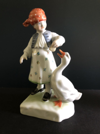 Herend porselein:  beeldje 5565 Meisje met gans 19 cm hoog 11 cm breed