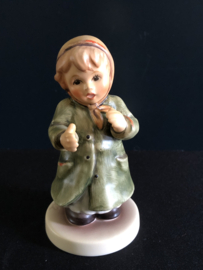 Origineel Hummelkoor figuur: 2183 Bitte im Rythmus / Keeping Time 10 cm TMK-8 2000-heden (onderdeel koor)