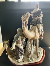VERKOCHT Lladro porselein: Desert People / Hombres del Desierto ontwerper S.L. Salvador Furió / schilder J. Ruiz 1982-1992 hoog 53 cm matte uitvoering 010013555 Lim.Edit. 351/750
