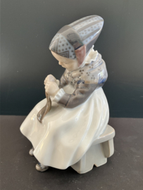 Royal Copenhagen porselein: nr. 1314 Amager Girl Knitting / Lille Strikkende Amargerpige ontwerp Lotte Bentler hoog 16 cm