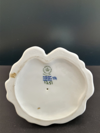 Royal Copenhagen porselein: Amager Girl / Staende Amargerpige nr. 1251 ontwerp Lotte Bentler hoog 20 cm