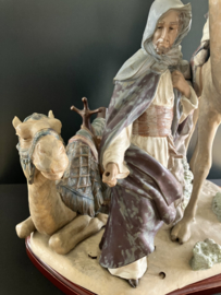 VERKOCHT Lladro porselein: Desert People / Hombres del Desierto ontwerper S.L. Salvador Furió / schilder J. Ruiz 1982-1992 hoog 53 cm matte uitvoering 010013555 Lim.Edit. 351/750
