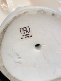 NAO Lladro porselein:  Meisje met hoofddoek en mandje in haar handen 25 cm hoog