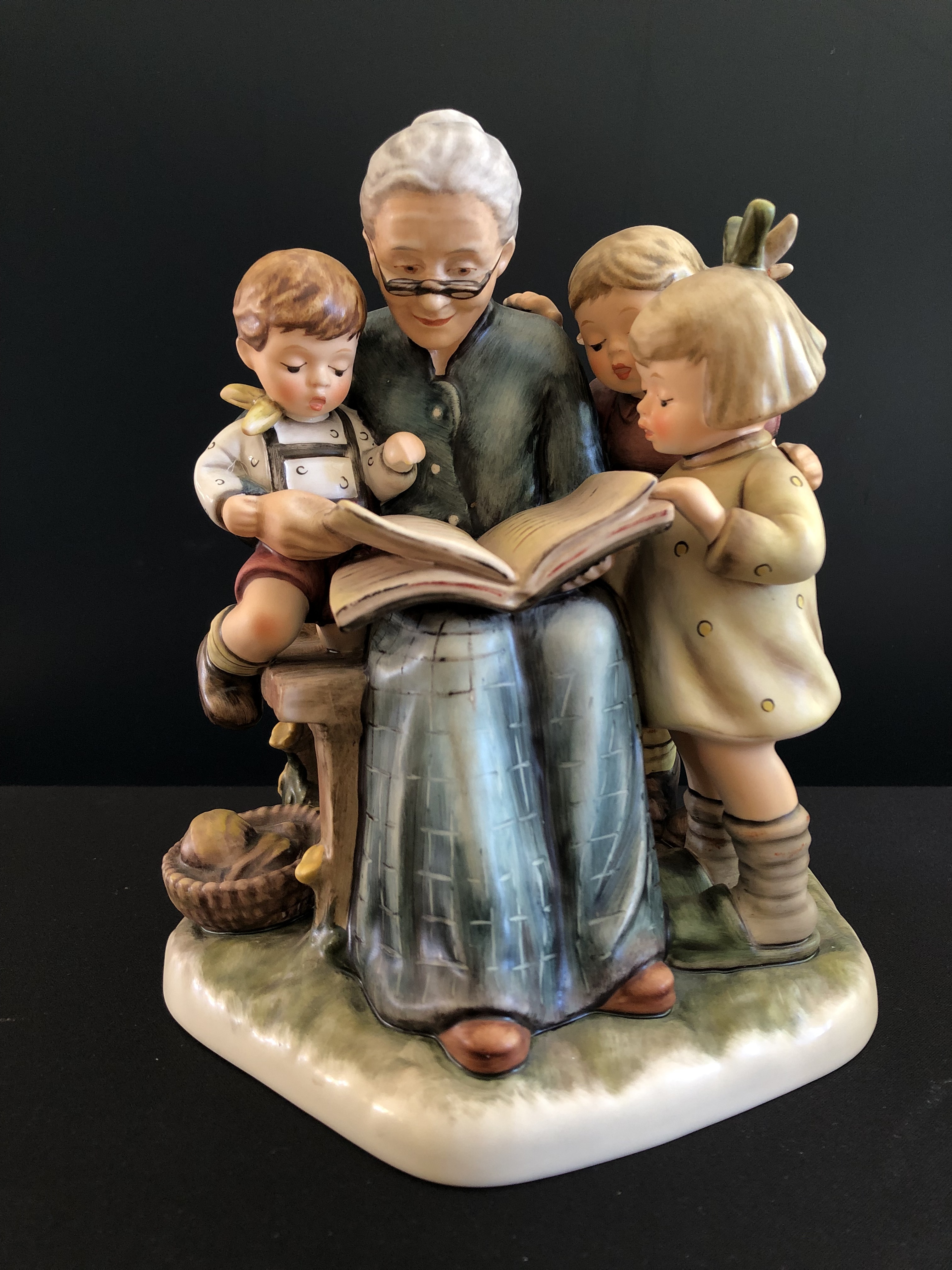 Originele Hummel 620 Grossmutter erzählt / A Story From Grandma 21 cm