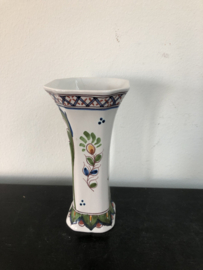 VERKOCHT Makkum Altena & Krooyenga: polychroom  vaasje nr 329 floraal decor hoog 16 cm