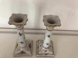 Volkstedt porselein: Twee kandelaren met floraal decor 18 cm hoog