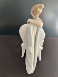 Lladro porselein: Classic Dance / Danzarina Sentada Fulgencio Garcia 1973-1985 hoog 24 cm 01004847