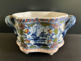 Tichelaar Makkum:  prachtig gedecoreerd polychroom bakje met oren nr 636 hoog 12 cm diep 8 cm breed 18 cm