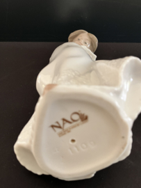 NAO Lladro porselein:  Shy Girl / Chica Timida hoog 21 cm