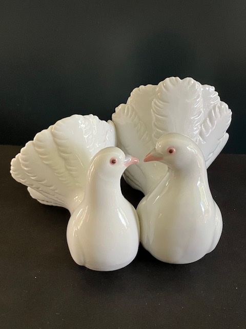 Lladro porselein:  Couple Of Doves / Pareja de Palomas Antonio Ballester 1971 nr. 01001169 hoog 12 cm breed 21 cm