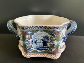 Tichelaar Makkum:  prachtig gedecoreerd polychroom bakje met oren nr 636 hoog 12 cm diep 8 cm breed 18 cm