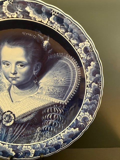 de Porceleyne Fles: Monumentaal Delfts Blauw wandbord nr 2334 'Prinsesje' naar Paulus Moreelse, schilder dhr. D. Vrijland (1951-1994) CY=1979 doorsnede 42 cm in luxe geschenkverpakking