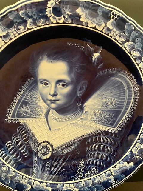 de Porceleyne Fles: Monumentaal Delfts Blauw wandbord nr 2334 'Prinsesje' naar Paulus Moreelse, schilder dhr. D. Vrijland (1951-1994) CY=1979 doorsnede 42 cm in luxe geschenkverpakking