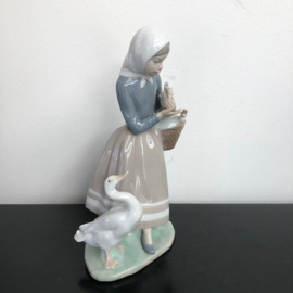 Lladro porselein: Pastorcita Con Patos / Shepherdess With Ducks Fulgencio Garcia 1969-1993 24 cm hoog 14 cm breed p01004568