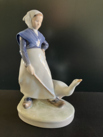 Royal Copenhagen porselein: 528 Girl With Goose van ontwerper Christian Thomsen 18 cm hoog