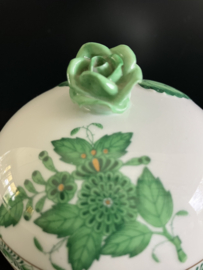 Herend porselein: dekseldoosje met roosje 6182/AV hoog 9 cm doorsnede 9,5 cm Apponyi Vert