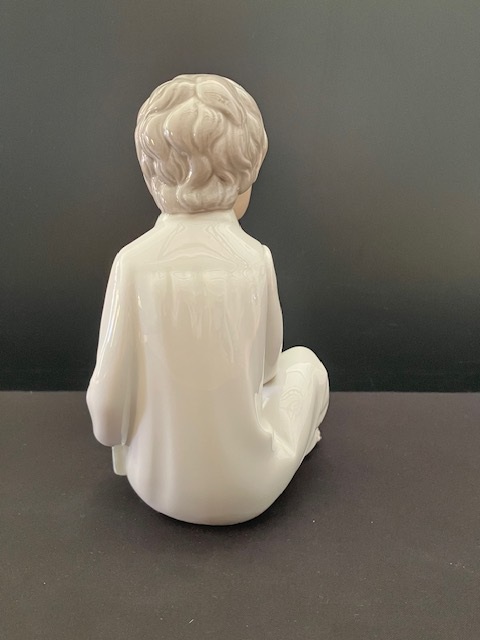 NAO Lladro porselein:  Boy With Candle / Niño Con Vela hoog 15 cm