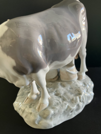 Bing & Grondahl porselein: nr. 2017 Milkmaid and Cow, beeld koe met melkster hoog 19 cm breed 23 cm diep 15 cm