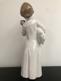 NAO Lladro porselein:  Bedtime / Hora de Acostarse hoog 26 cm