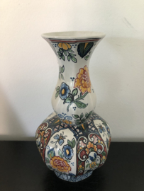 Makkum Altena & Krooyenga: prachtige polychrome vaas nr. 308 hoogte 27 cm