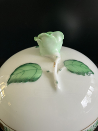 Herend porselein: dekseldoosje met roosje 6182/AV hoog 9 cm doorsnede 9,5 cm Apponyi Vert
