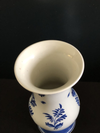 de Porceleyne Fles: Delft Blauwe  vaas 8026 hoog 15 cm DE=1985 schilder CvL  mw. C. vd Vlist 1980-1989