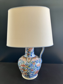 Tichelaar Makkum:  prachtig gedecoreerde polychrome tafellamp VK24 decor bloemen en vogel hoog 28/42 cm (zonder/met kap)