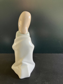 Lladro porselein: Mary / Virgen Belen Juan Huerta 1969-2001 hoog 15 cm breed 7 cm nr. 01004671 en Baby Jesus / Niño Jesus Belen Juan Huerta 1969-2001 hoog 5 cm breed 10 cm nr 01004670