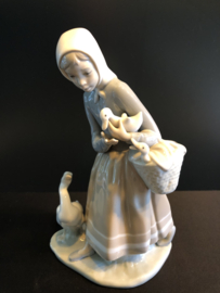 Lladro porselein: Pastorcita Con Patos / Shepherdess With Ducks Fulgencio Garcia 1969-1993 24 cm hoog 14 cm breed 01004568